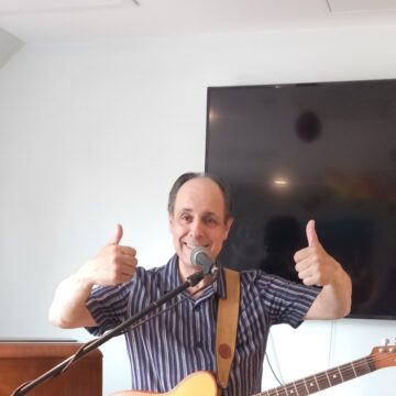 Phot of Peter George with his thumbs up smiling