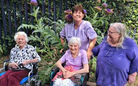 Picture of 3 residents and Norma at Trustlinks gardens