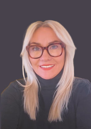 Picture of Elisa with a black background