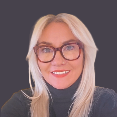 Picture of Elisa with a black background