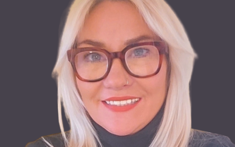 Picture of Elisa with a black background